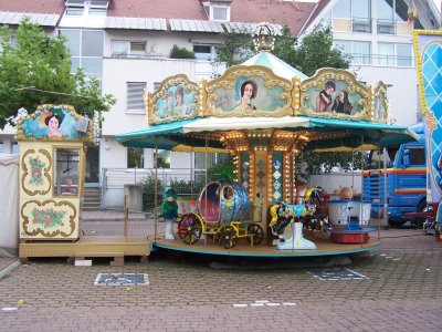 großes Kinderkarussell